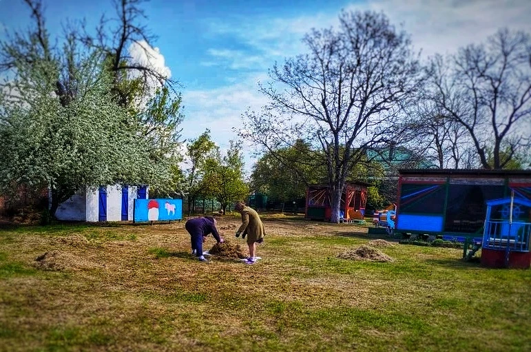🧹🪣Как только установились благоприятные погодные условия, сотрудники сада вышли на су...