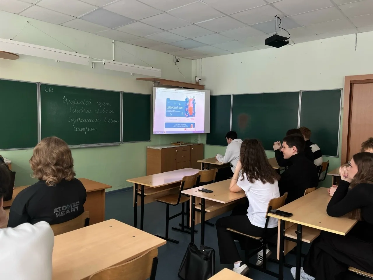 🇷🇺РАЗГОВОРЫ О ВАЖНОМ🇷🇺 Утро понедельника 02 марта 2026 года в школе традиционно началось торжественн