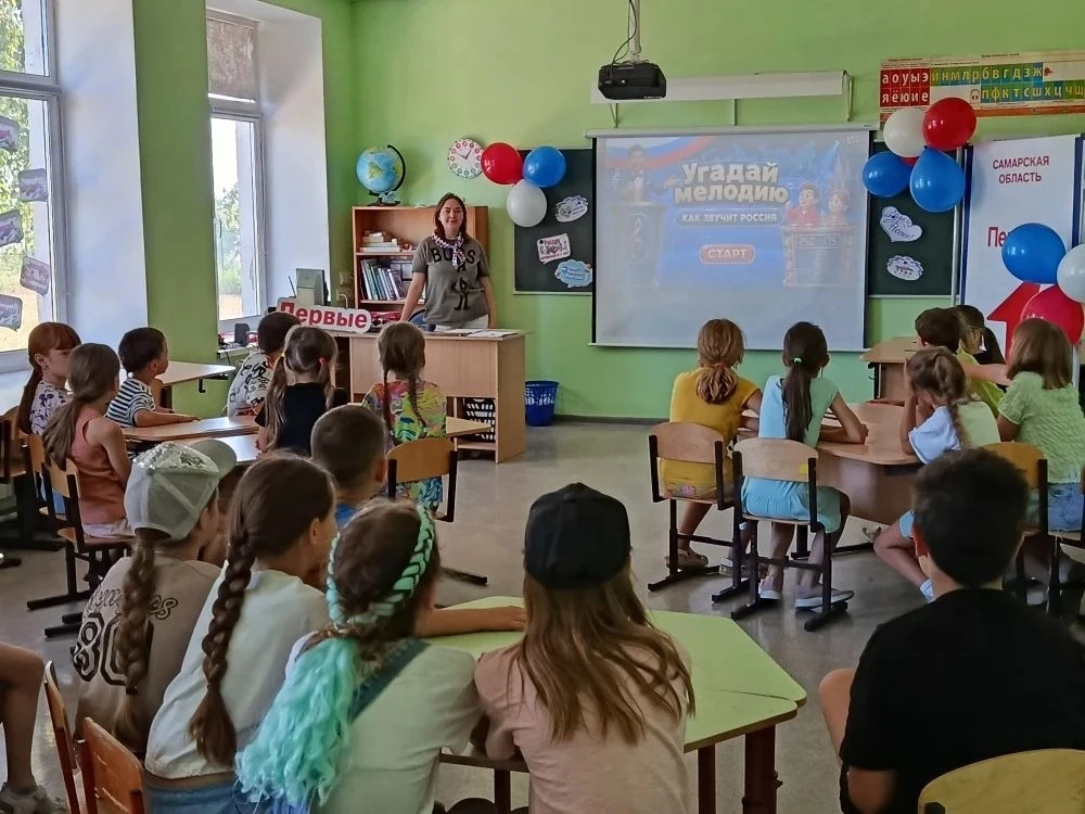 🇷🇺 Песни нашей Родины: музыкальная игра в нашем пришкольном лагере

Сегодня в лагере было музыкаль