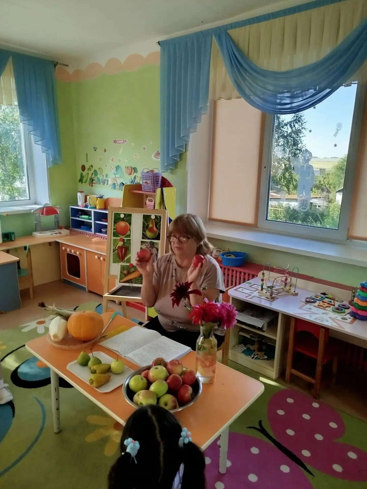 🍏🍅 Сегодня в средней группе «Алые паруса» прошло занятие «Дары лета». Ребята рассмотр...