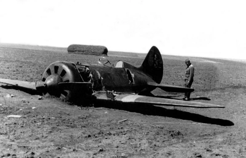 Советский истребитель И-16, севший на вынужденную посадку, «на брюхо». Фото сделано нем...
