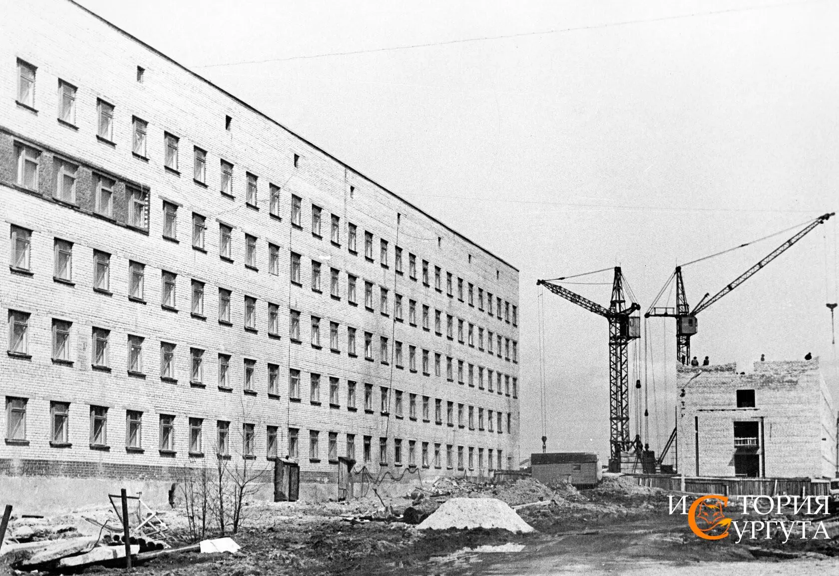 Строящееся здание родильного дома, 1980-е, фото Сургутского краеведческого музея