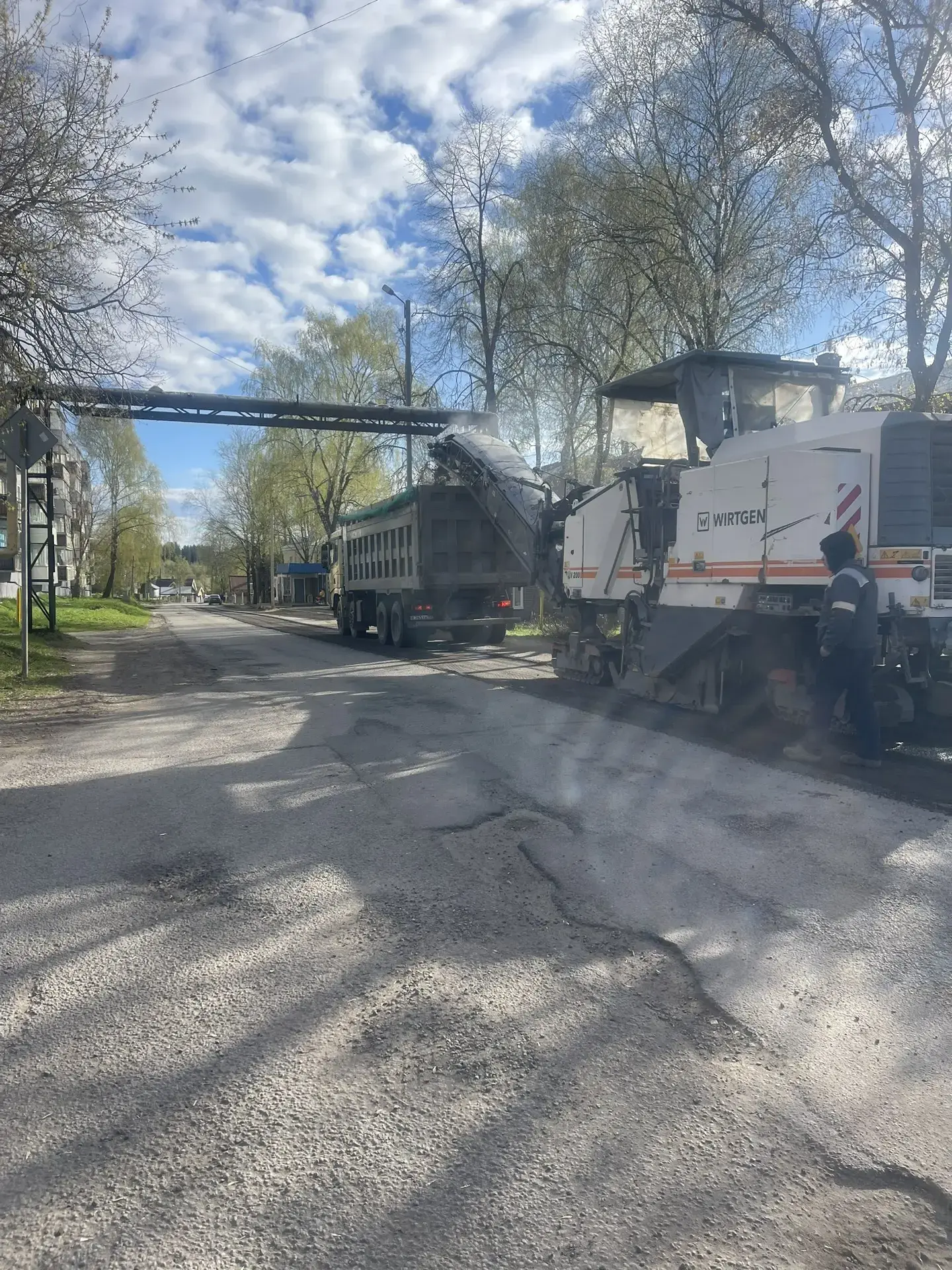 🚜В Слободском начался ремонт дорог. Работы уже ведутся на улицах Рождественской, Рабочей, Советской,