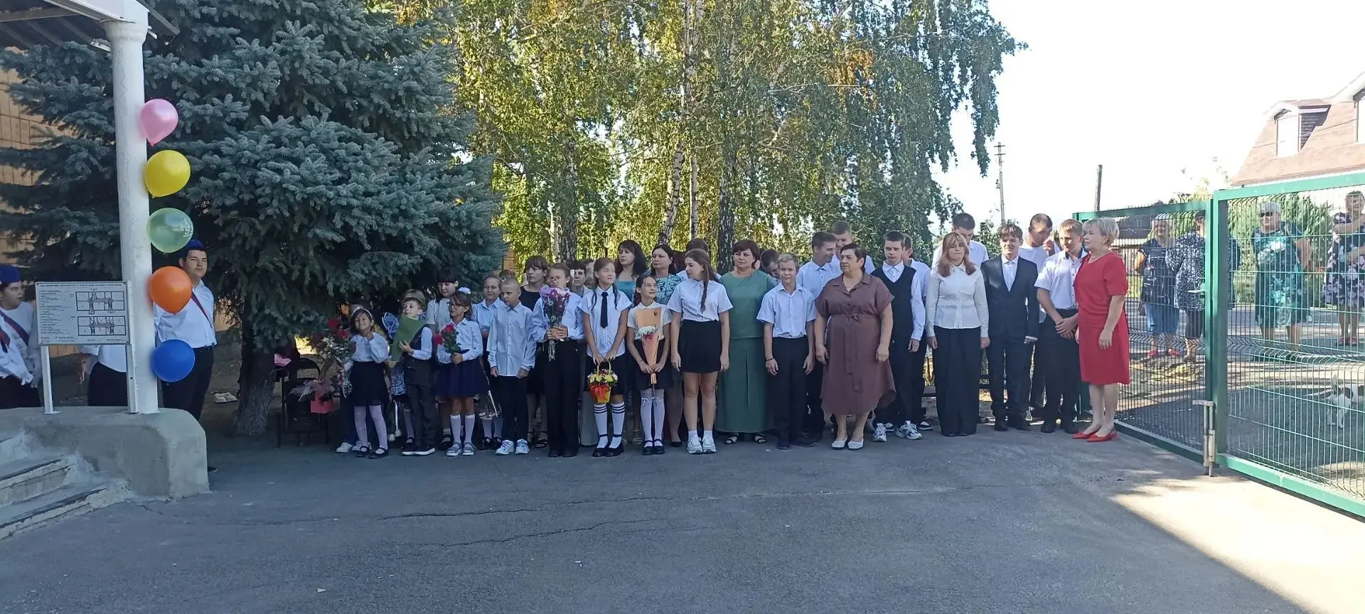 Сегодня в нашей школе прошла торжественная линейка, посвящённая Дню знаний!