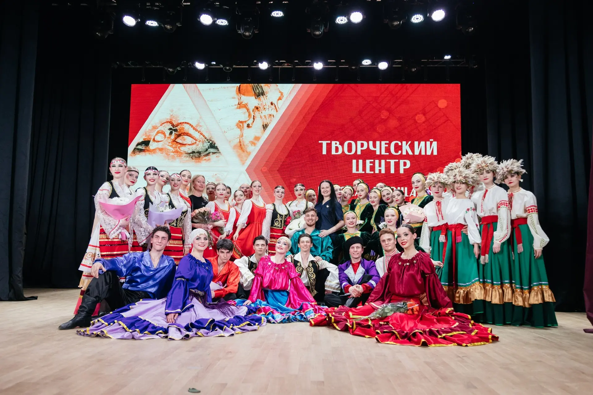«Родослав» и «Луганские узоры» в танце рассказали о любимом Донбассе и людях, которые здесь живут  К