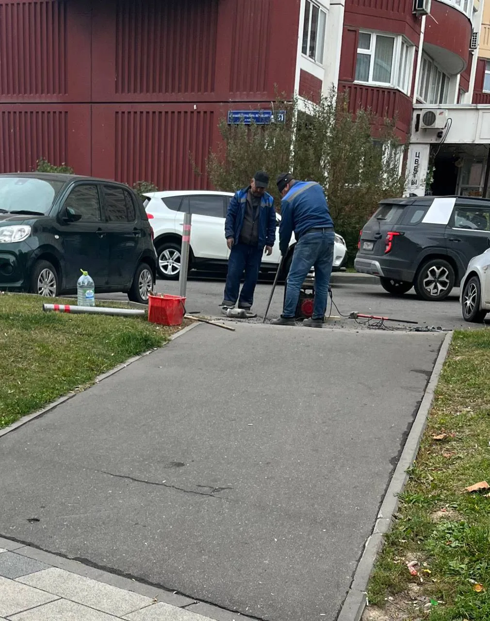 На 📍Петлякова, 31 ставят новые колышки