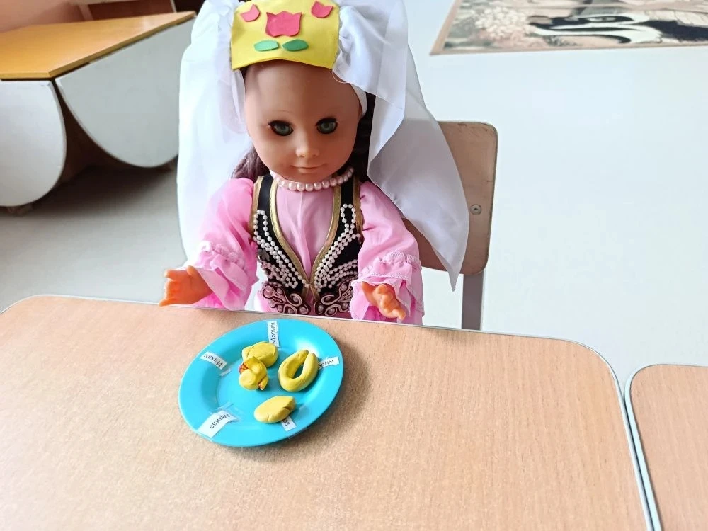Без Алсу курчакка крендельләр, коймаклар әваләдек. Алсу курчакны кунак иттек, чәй эчерт...