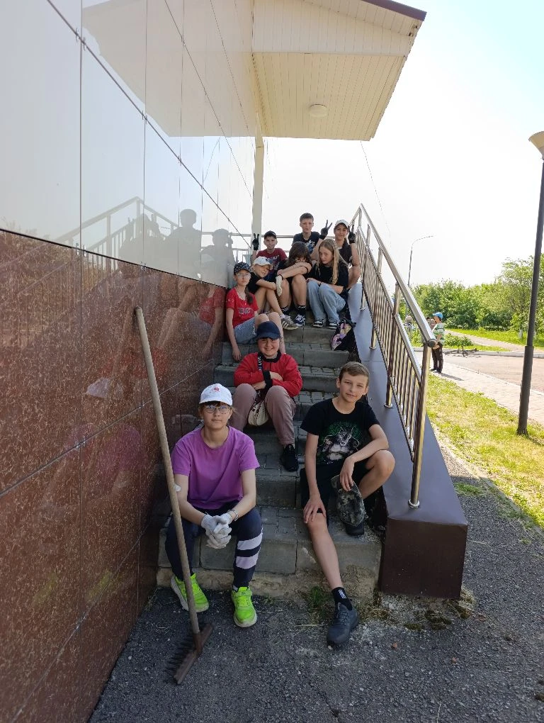 В пятницу, 22 мая, в Татановской школе прошёл общешкольный субботник. 🧹🍃  На календаре — май, а это 