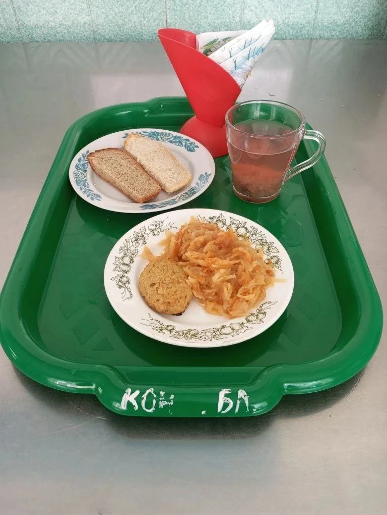 Котлеты рыбные 
Капуста тушёная
Компот из ягод замороженных
Хлеб 🍞 пшеничный
Хлеб 🍞 ржаной
Фрукты 