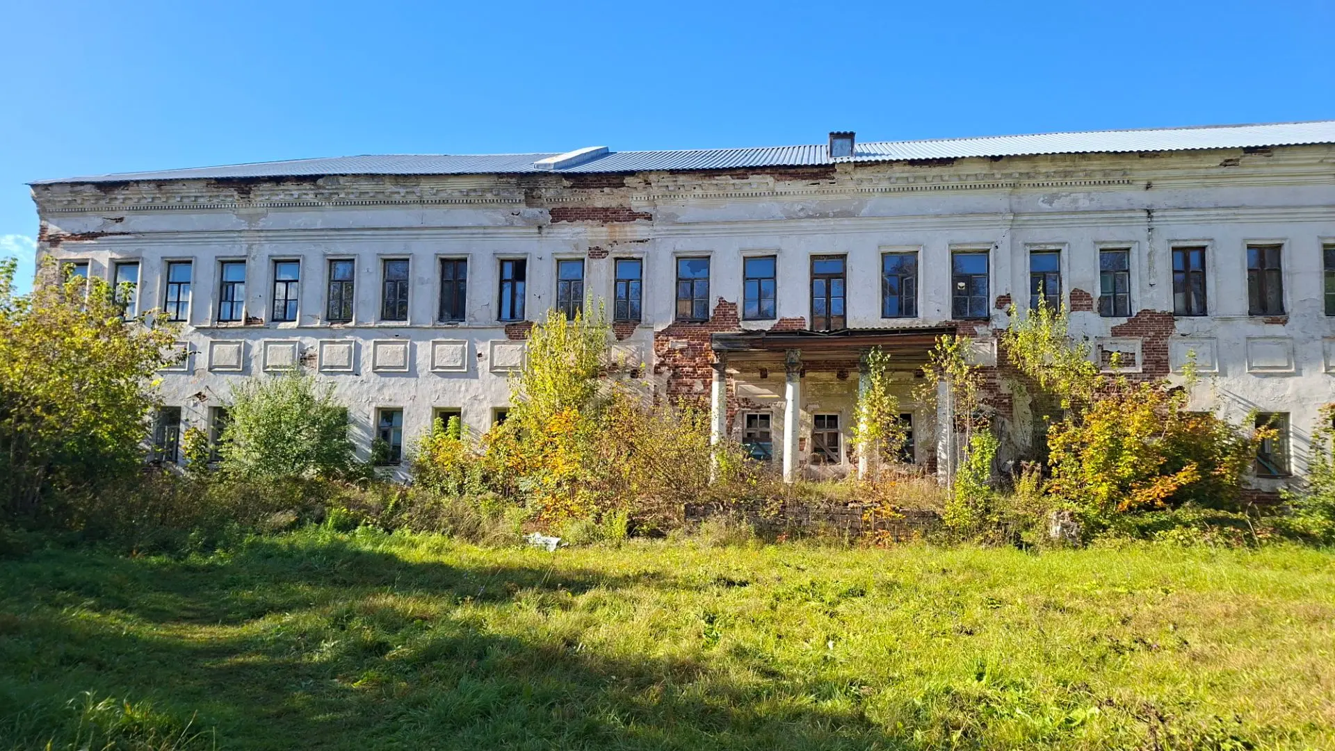 Посетил усадьбу Баташёвых("Орлиное гнездо") некогда грандиозная усадьба представляет со...