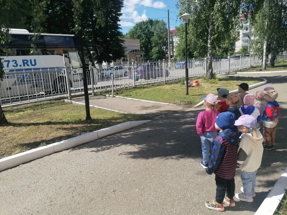 Во время прогулки во 2 младшей группы, дети с интересом наблюдали за экскурсионным автобусом и увлеч