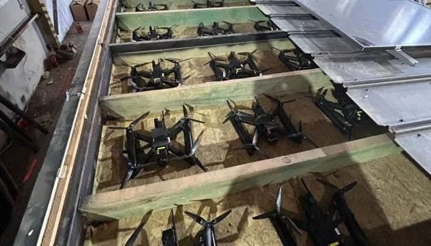 Дальнобойщиков, обвиняемых в атаке БПЛА на военные аэродромы РФ в ходе операции СБУ «Па...