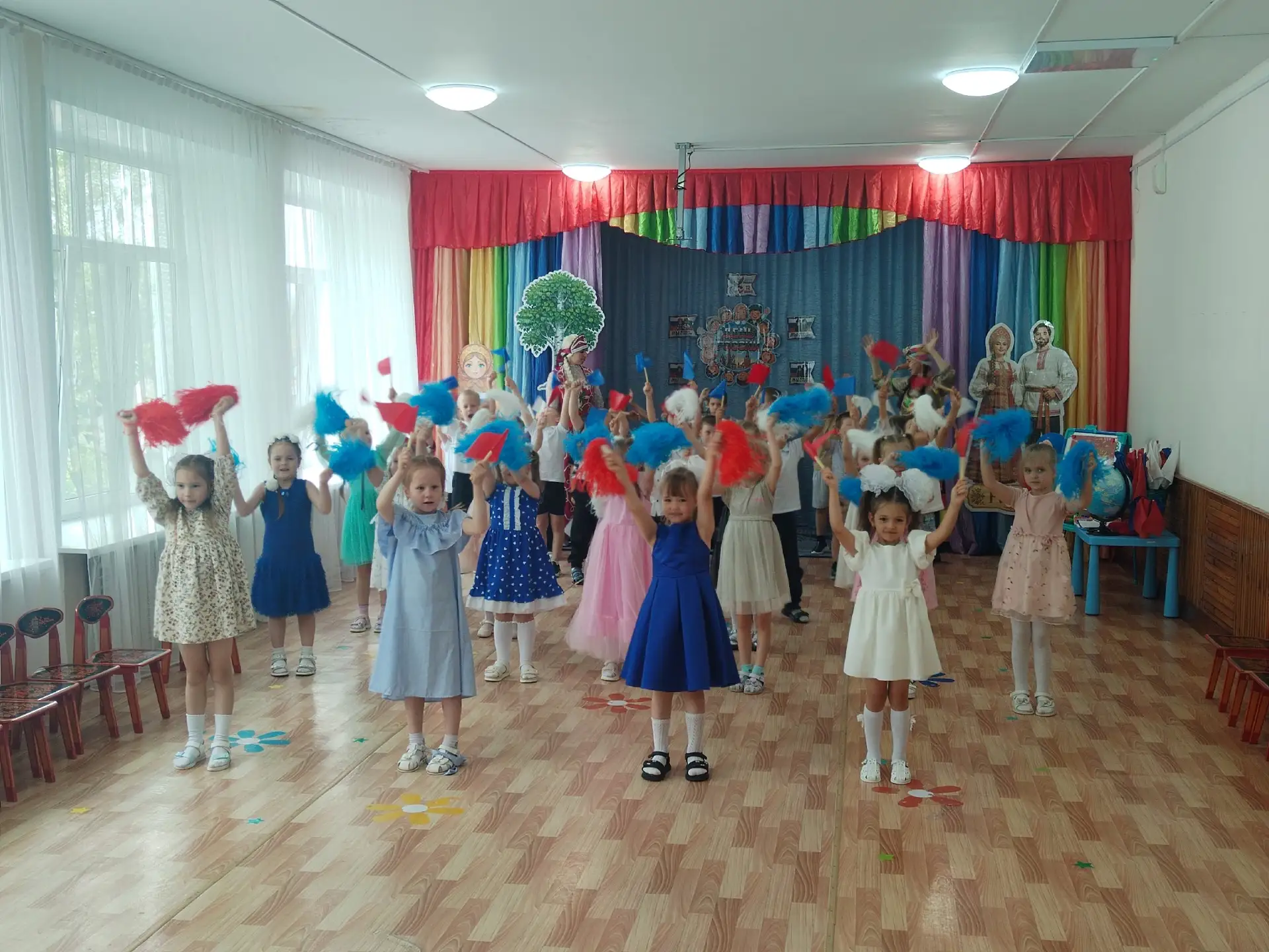 🇷🇺ТОРЖЕСТВЕННЫЙ ПРАЗДНИК «РОСИНОЧКА‑РОССИЯ» ПРОШЁЛ В ДЕТСКОМ САДУ №2 «КОЛОКОЛЬЧИК»

Накануне празд