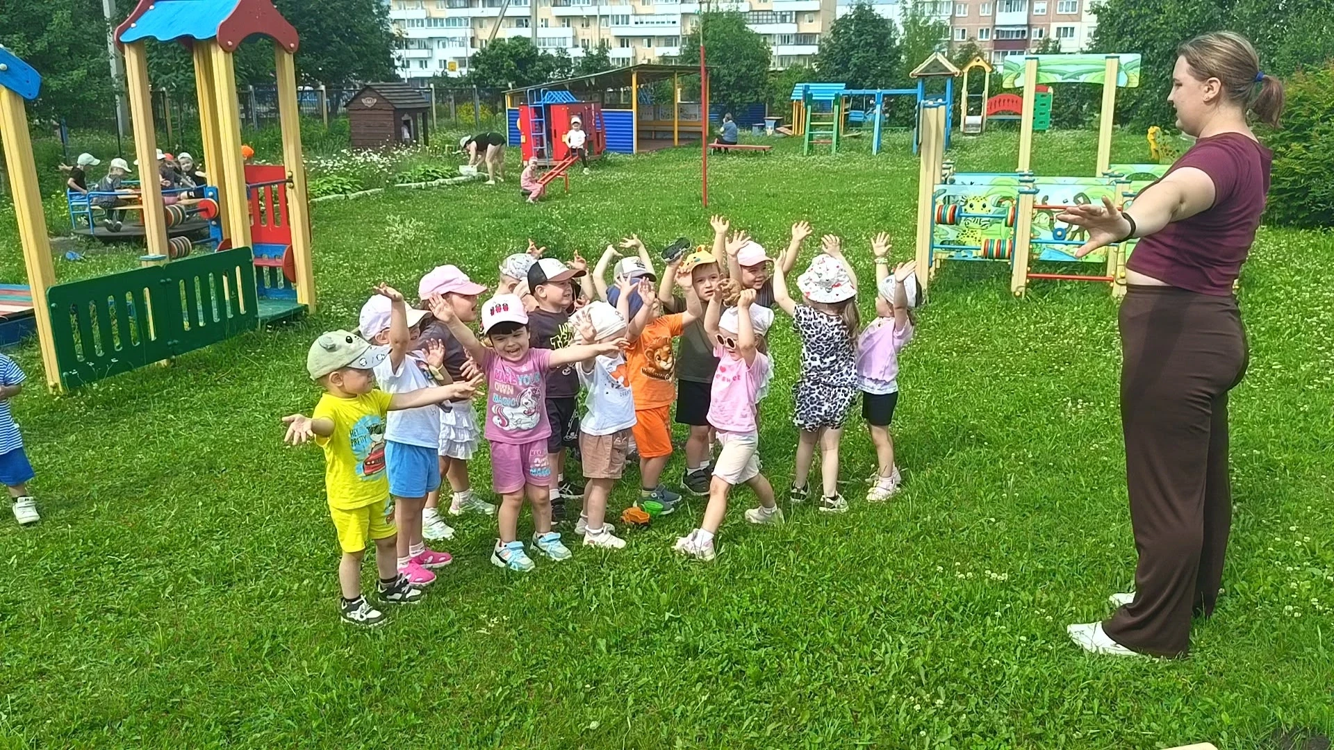 #МАДОУ_детский_сад_13
☀Каждое утро в нашем детском саду начинается с зарядки на свежем воздухе.
🎶Ги