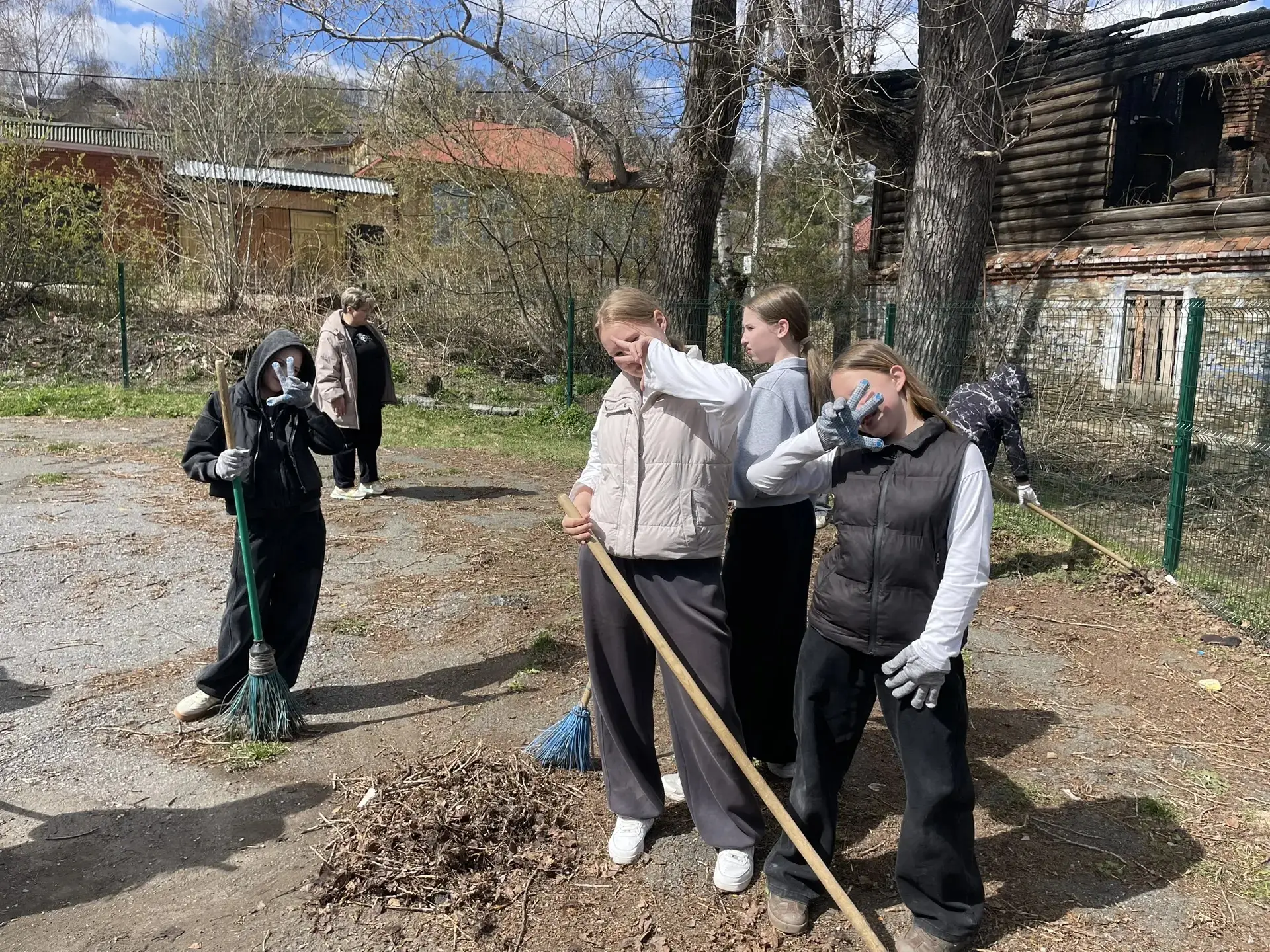 🧹 Друзья, у нас продолжается уборка территории школы в рамках субботника! 🧹
