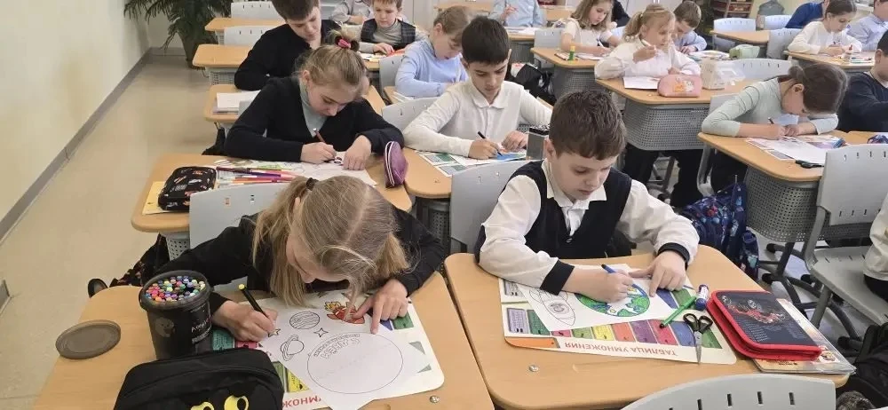 🎨✨ Творчество и музыка ко Дню космонавтики!  Ребята 3‑В класса не просто нарисовали красочные поздра