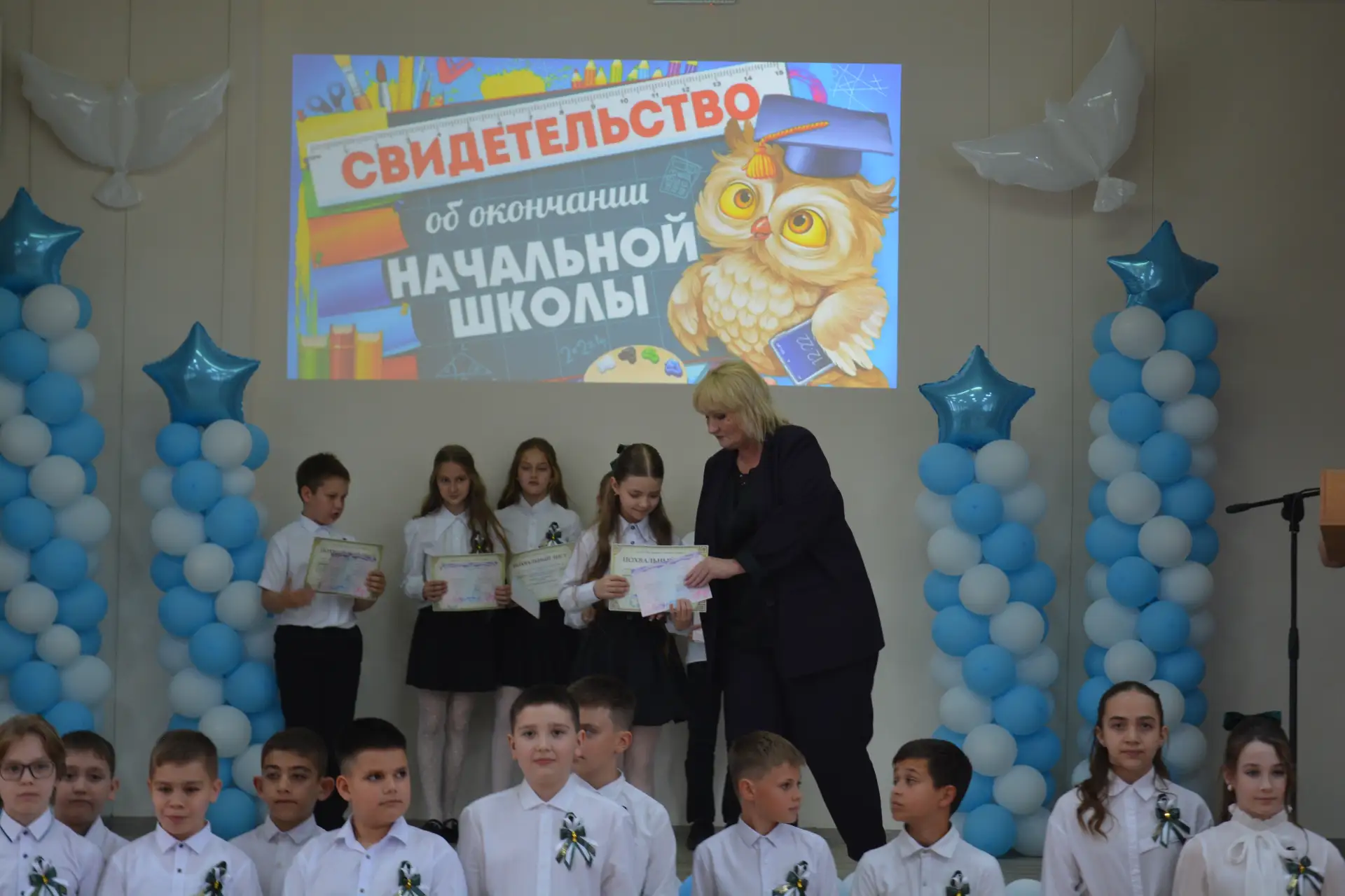 🎉 Выпускной в начальной школе: новый этап начинается! 🎉  Сегодня наши замечательные четвероклассники