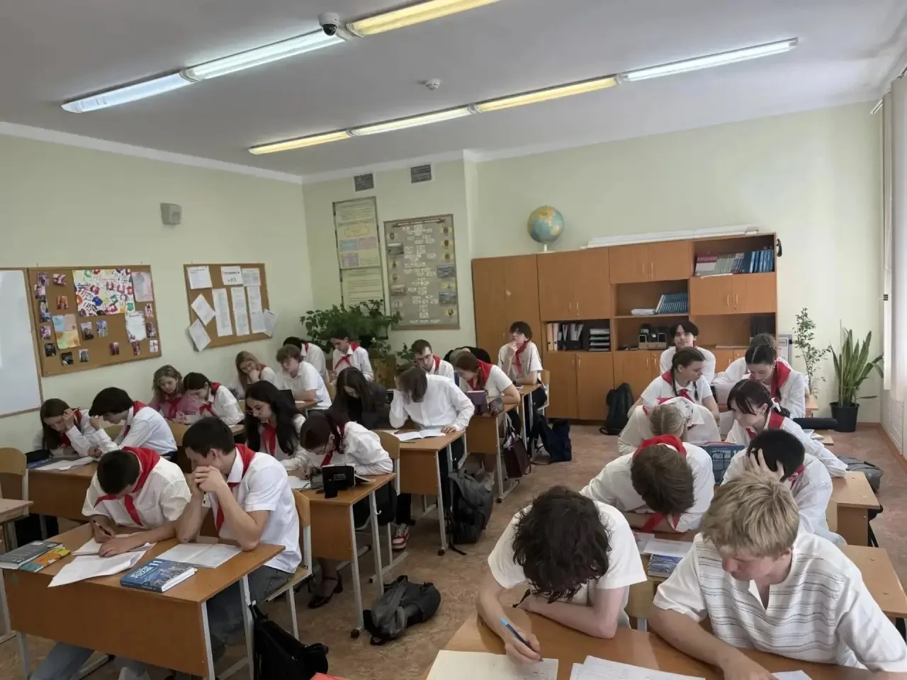 🥁 «Будь готов!»: как выпускники 11 Б класса на один день превратились в пионеров.  🫡 В нашем Центре 