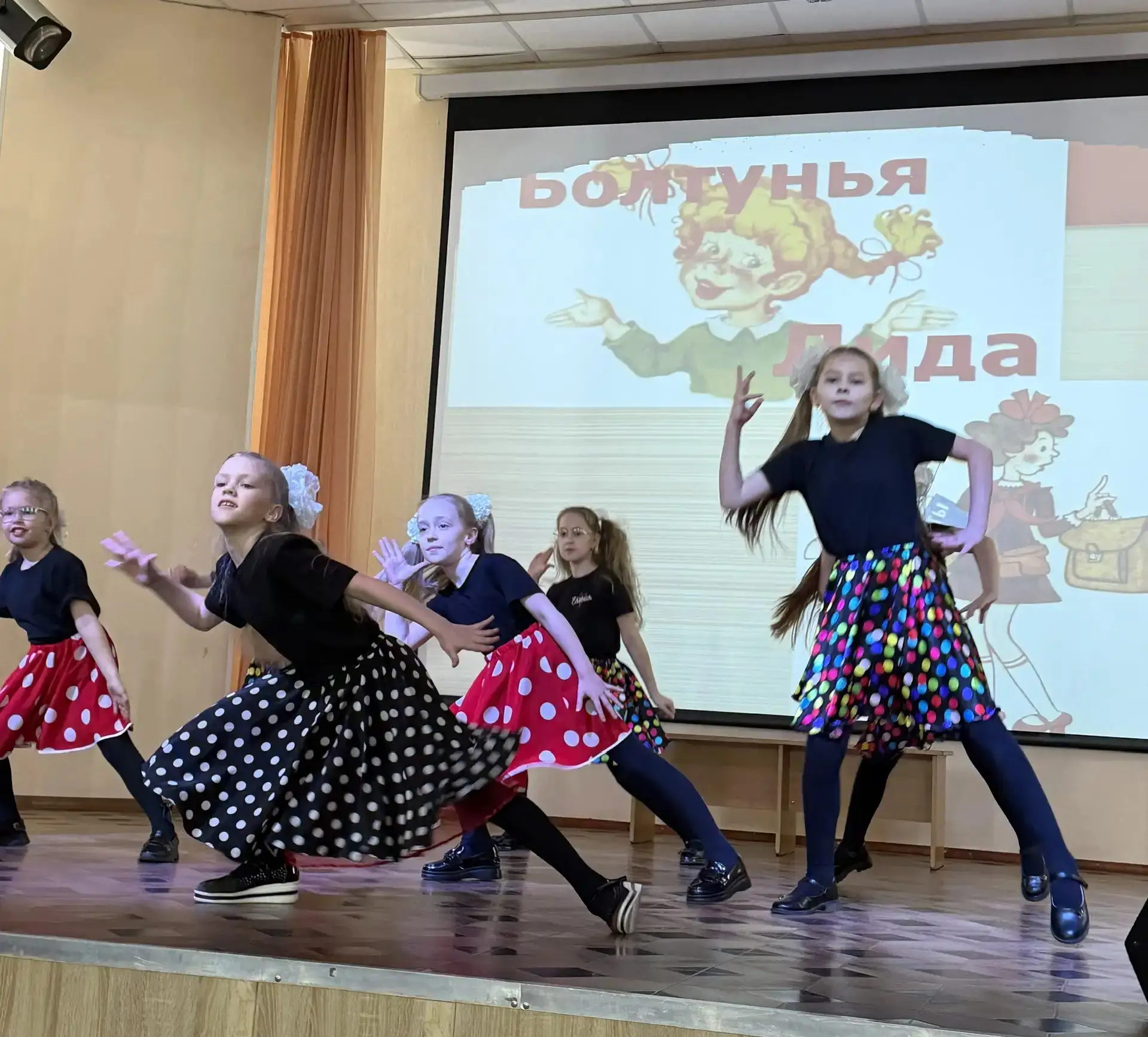 Сегодня школьный театр «Мозаика» представил спектакль по мотивам стихов Агнии Барто. Яркие образы, в