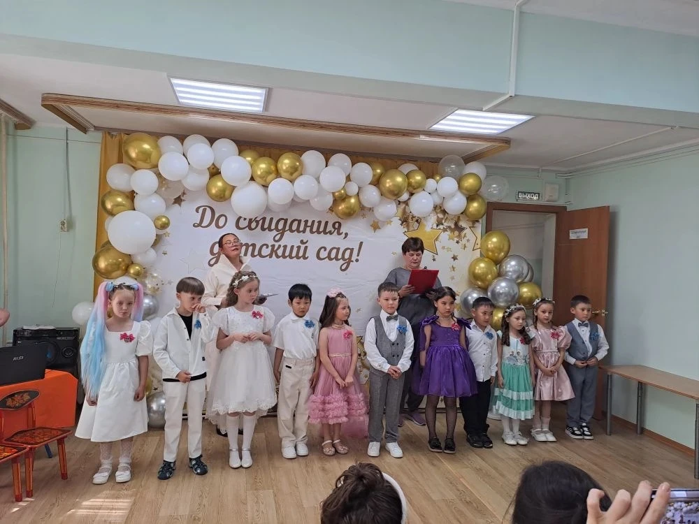 В детском саду «Родничок» прошёл выпускной утренник. В этот день мы все собрались, чтоб...
