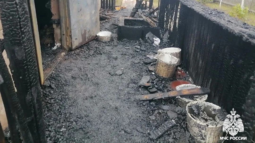 🔥 Пожар в бане в деревне Мари-Ушем: хозяйка пострадала, пытаясь потушить огонь сама