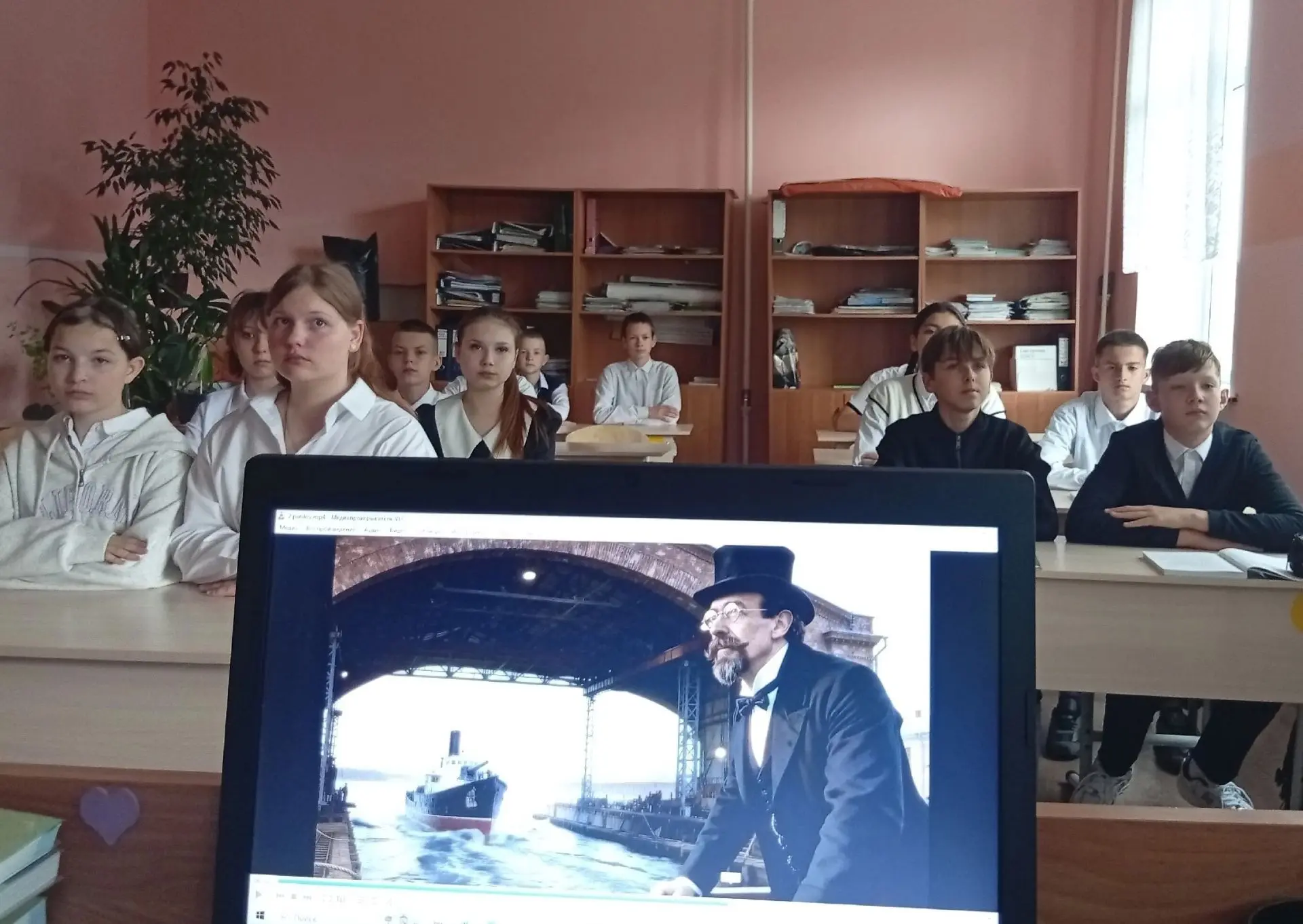 В 7 классе прошло внеурочное занятие цикла «Разговоры о важном» на тему «Николай Иванов...