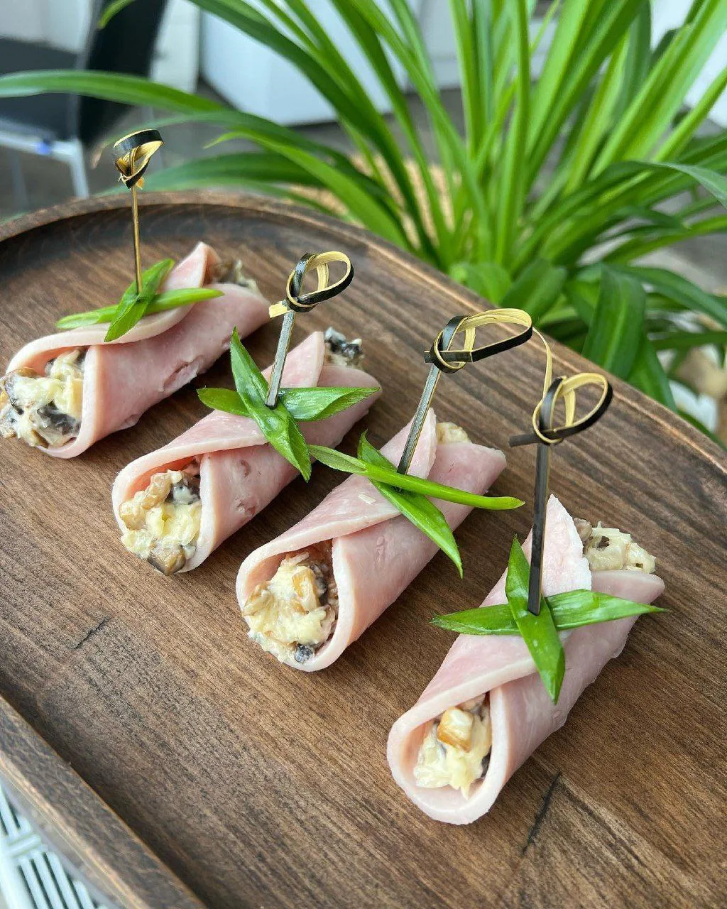 🍜 Закуска с ветчиной и грибами

Нежная, сочная и очень красивая закуска для праздничного стола! 😍✨
