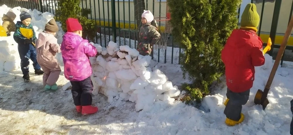 Зима закончилась, а на участке для прогулок снег ещё лежит. Из него ребята очень любят лепить интере