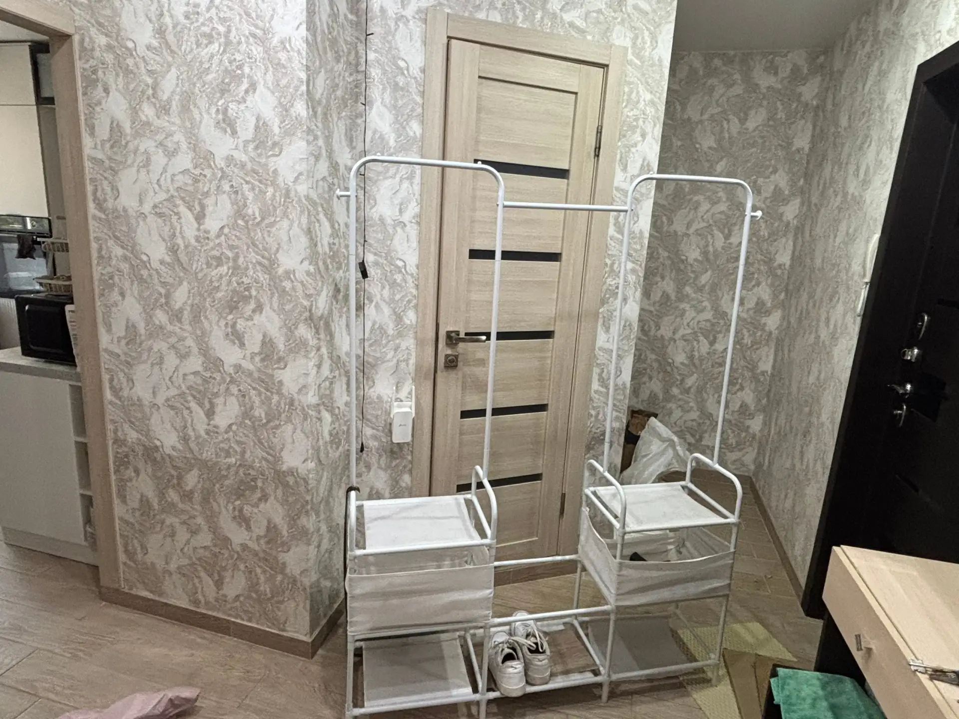 Продаю вешалку напольную и комплект в коридор. 

Вешалка в отличном состоянии, покупали год назад. П