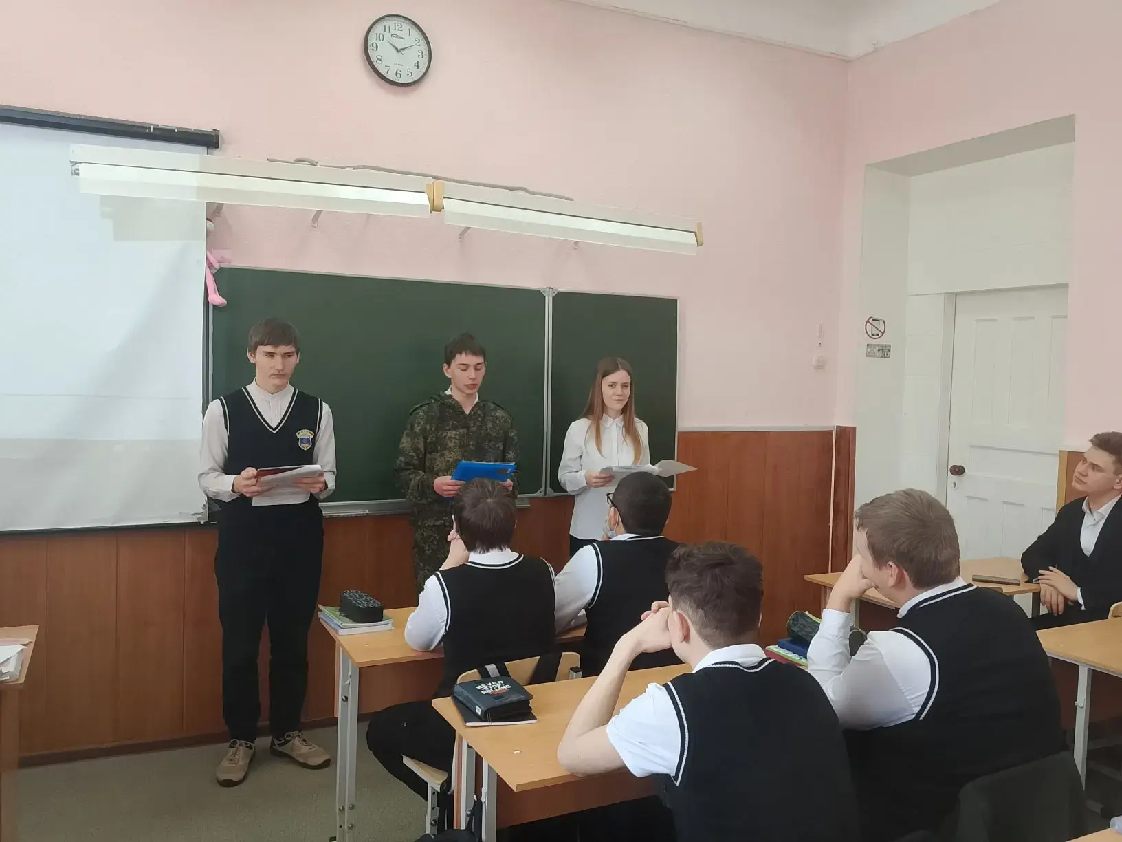 20 февраля в 8б прошел классный час "Есть такая профессия - Родину защищать",. в ходе которого ребят