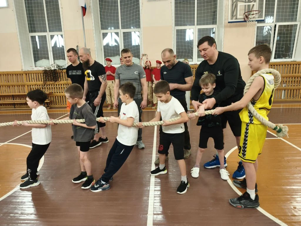 🔥 Вчера в нашей школе состоялись "Богатырские игры" 🏃‍♂️👦🏻✨  Ребята и их папы  показали настоящие бо