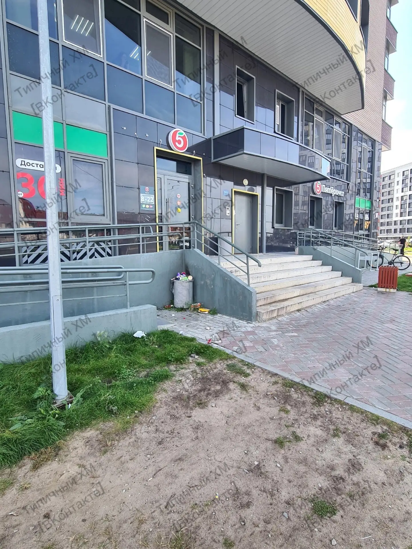 Вокруг магазина на Объездной 59 всё завалено мусором: урны, прилегающая территория, газ...