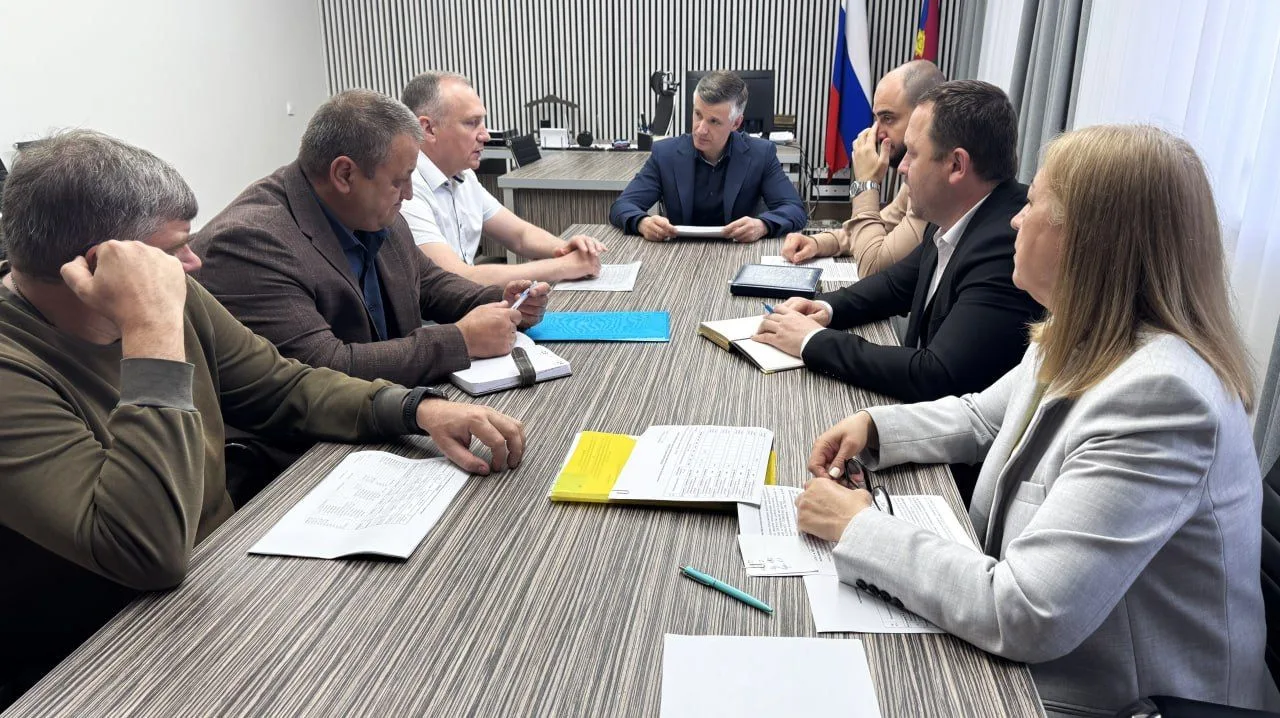 🏢 Глава Горячего Ключа Сергей Белопольский провел рабочее совещание с руководством ООО «Мир Энергосе