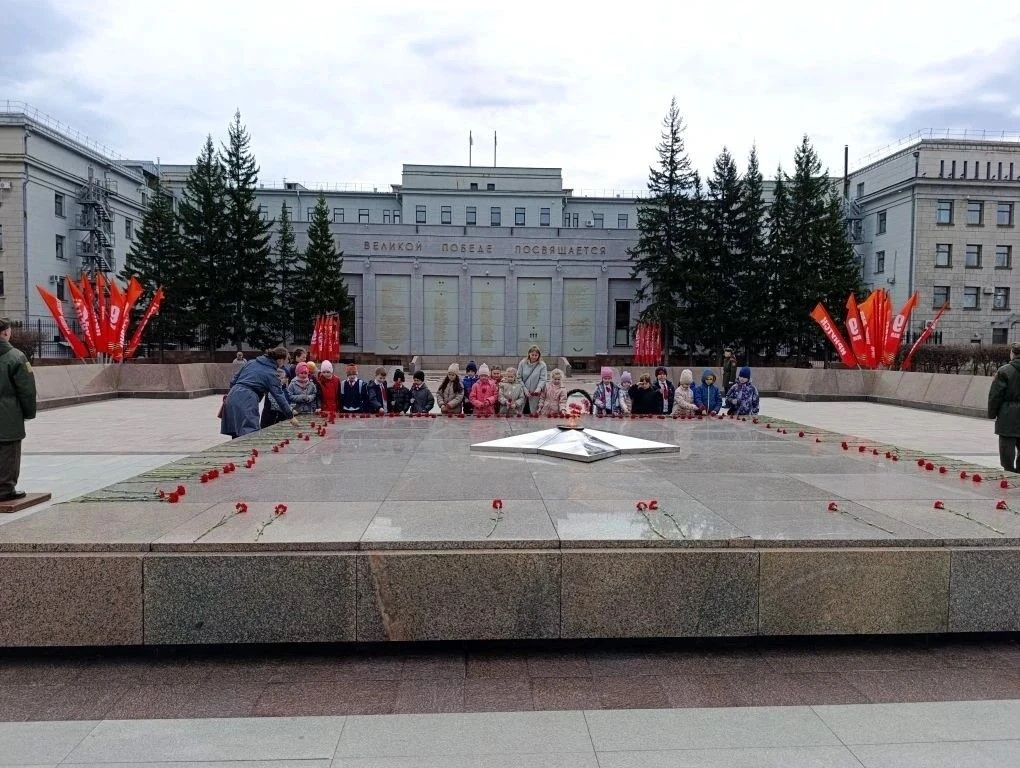 🌺🇷🇺 ПОМНИМ ПОДВИГ ГЕРОЕВ 🇷🇺🌺  Накануне Дня Победы ученики 1Б класса побывали на памятной экскурсии, 