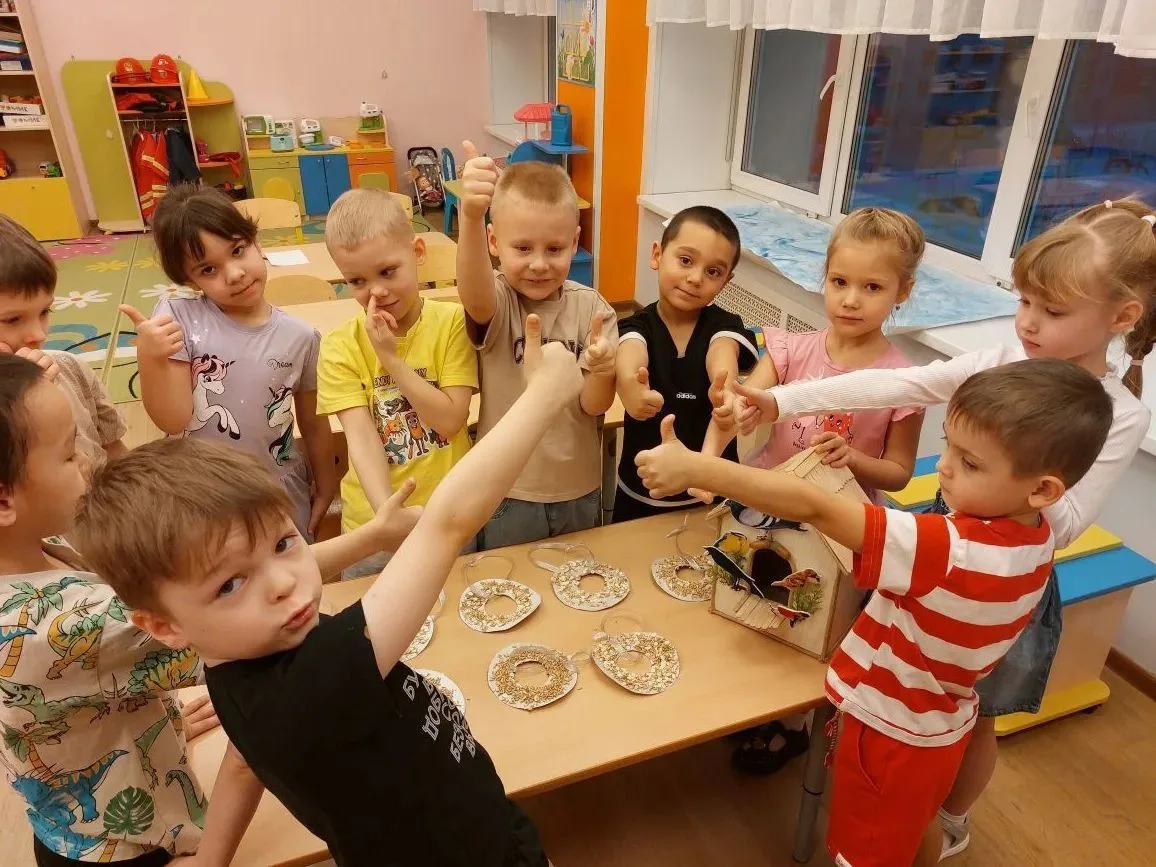 15 января - День зимующих птиц!
Подкармливая птиц зимой, дети не только помогают им выжить в холодно