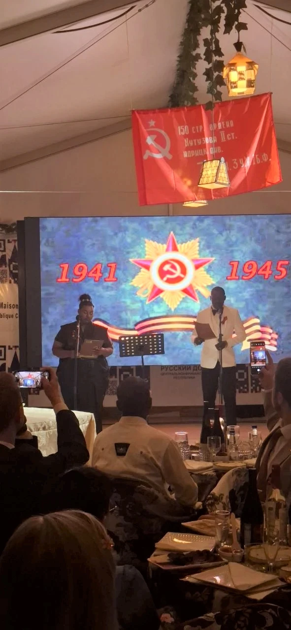 ⭐🇨🇫 День Победы в Африке: наш педагог почтила память героев со студентами ЦАР  💥 9 мая праздник со с