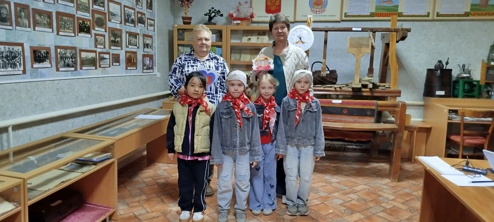 Участники Движения Первых нашего детского сада поздравили сотрудников Яшалтинского крае...
