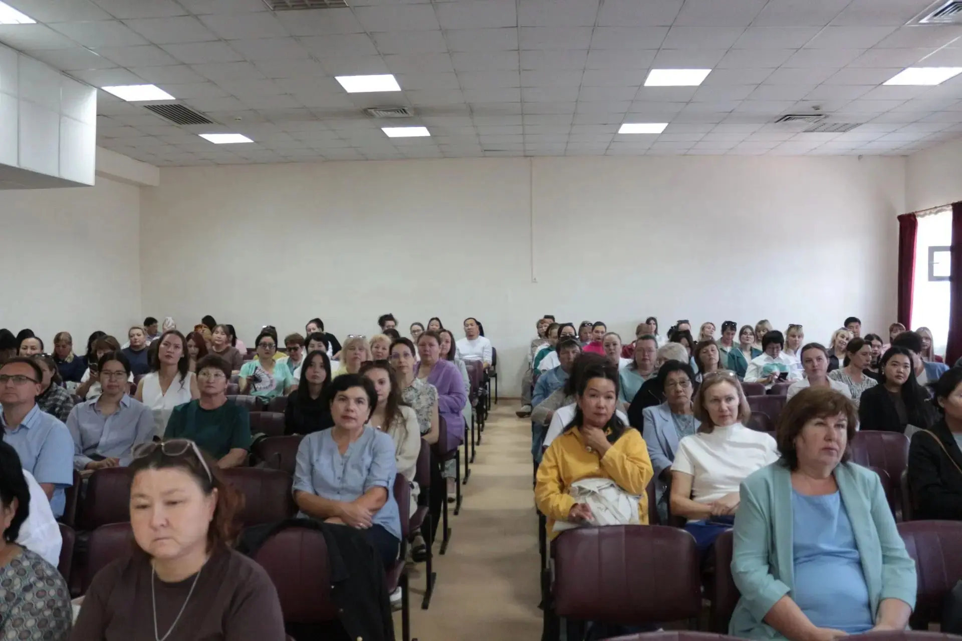 В Бурятии прошла секция по профилактике аутодеструктивного поведения подростков: федера...