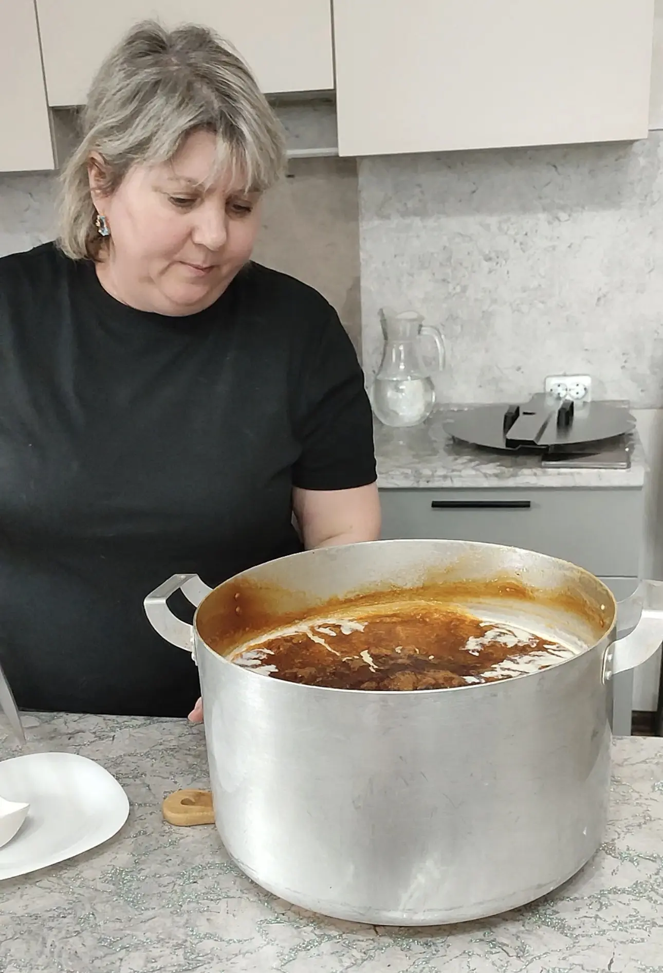 Скоро будет вкусная и полезная ряженка. 

Томила 10 литров молока в духовке 4 часа при температуре 1