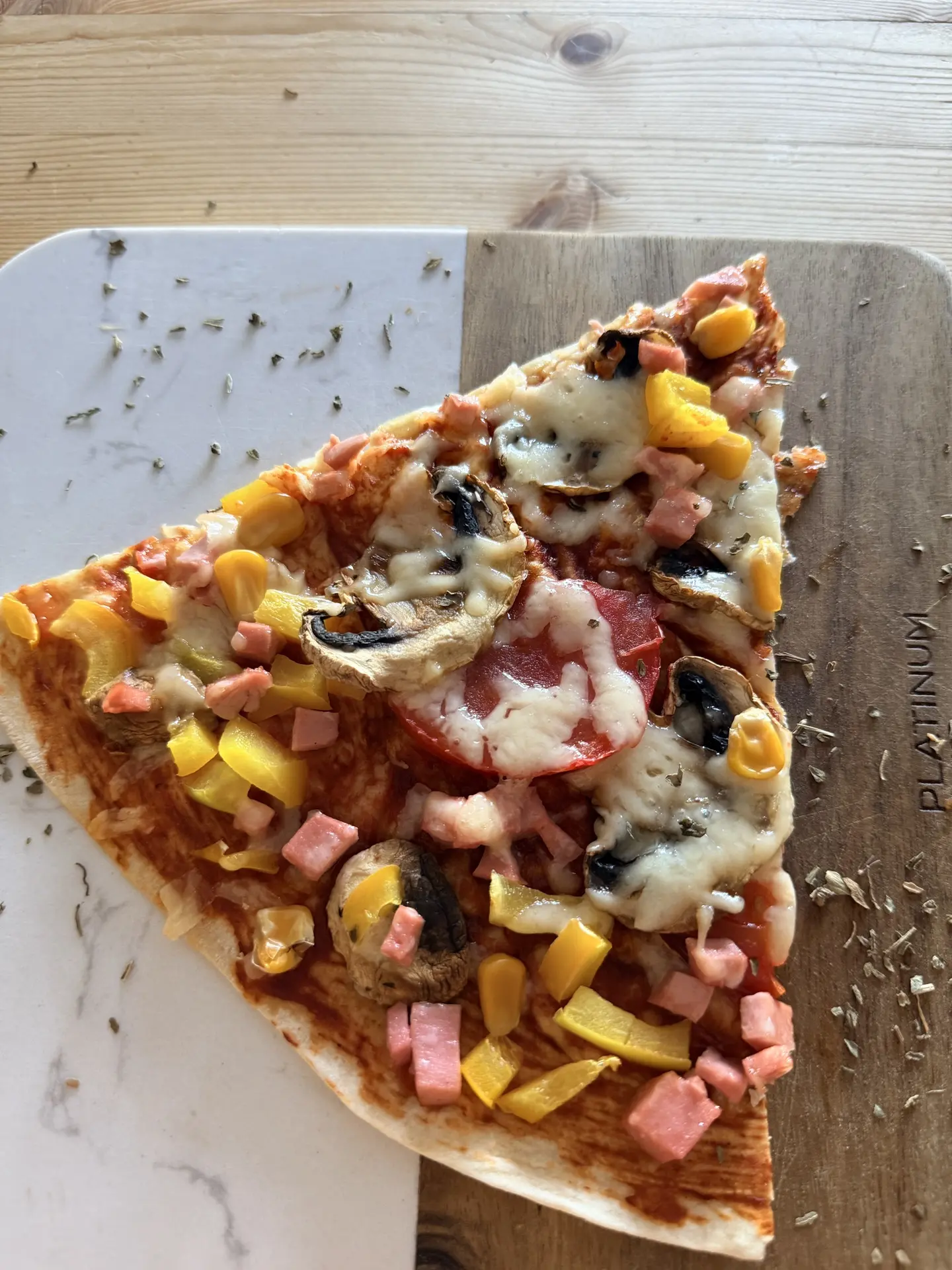 Пицца без теста🍕 

Если нет времени заниматься тестом для пиццы, можно приготовить ее на лаваше! 
В