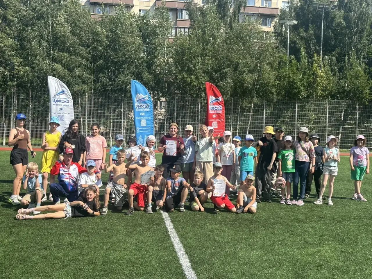 День 18: Солнце, спорт и командная поддержка!

Сегодня погода порадовала нас теплом и ярким солнцем 