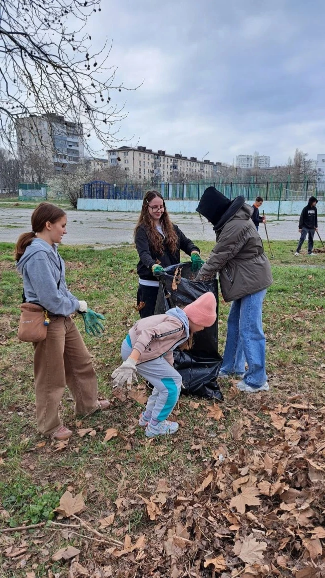🌿 Экологический десант продолжает работу!  Наши волонтеры сегодня снова наводили красоту на пришколь