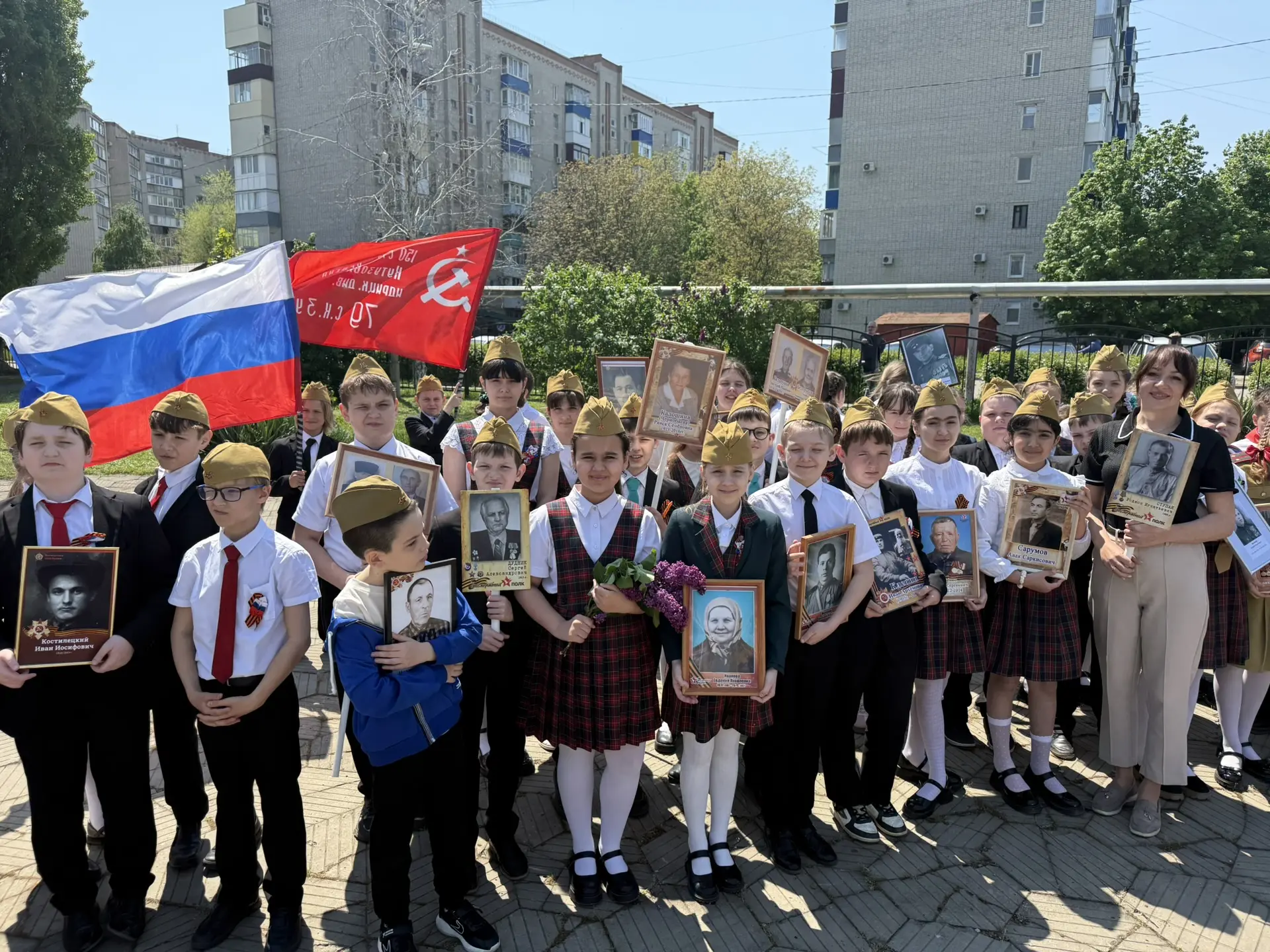 📸🕊 Фотокадры: Бессмертный полк во дворе гимназии!  Наши ученики хранят память и гордятся своими пред