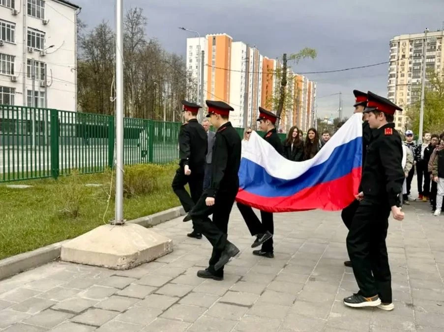 Доброе утро, школа!   🇷🇺 Учебная неделя традиционно началась с торжественной церемонии поднятия Госу