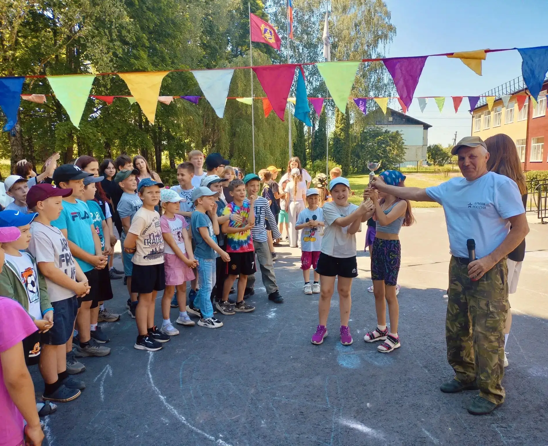 ☀️ День 6-й в лагере «Солнышко»: ловим праздничный драйв!

Шестой день в нашем пришкольном лагере пр