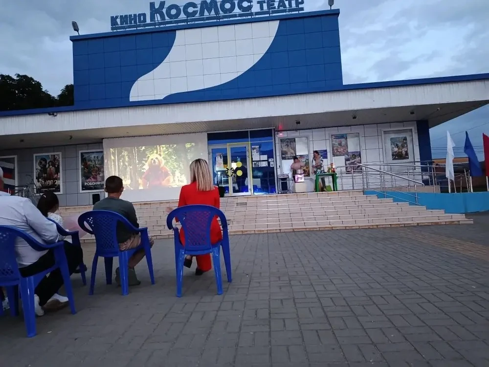 Праздничный вечер - день России, кино под открытым небом — что может быть лучше? ✨ 🇷🇺
Сегодня на п
