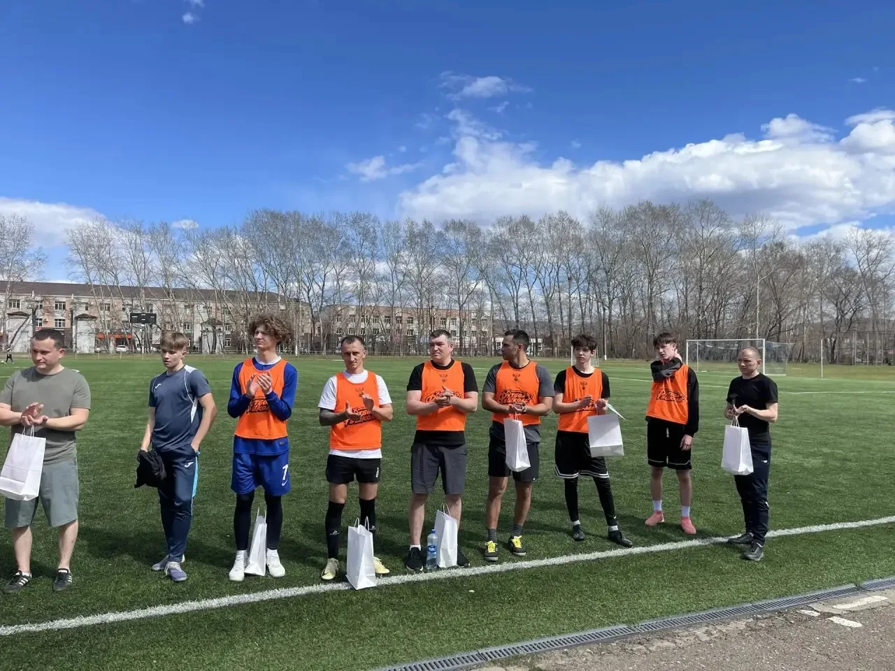 ⚽️ Матч Победы: спорт, единство, память  8 мая на стадионе царила особая атмосфера — в МОУ ЦО «Откры