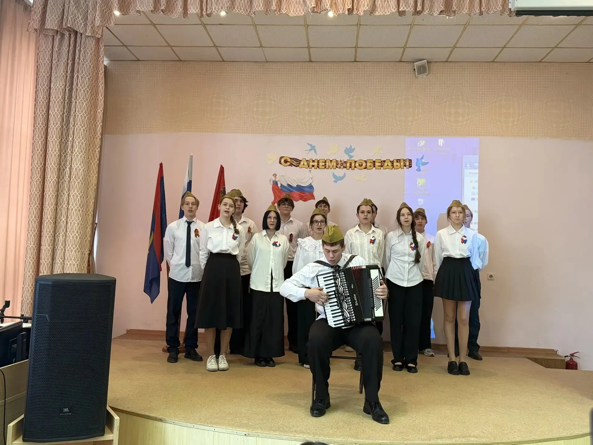 28-29 апреля в МОУ СОШ 29 корпус 2 прошел фестиваль патриотической песни «Дорогами войны».  Много пе