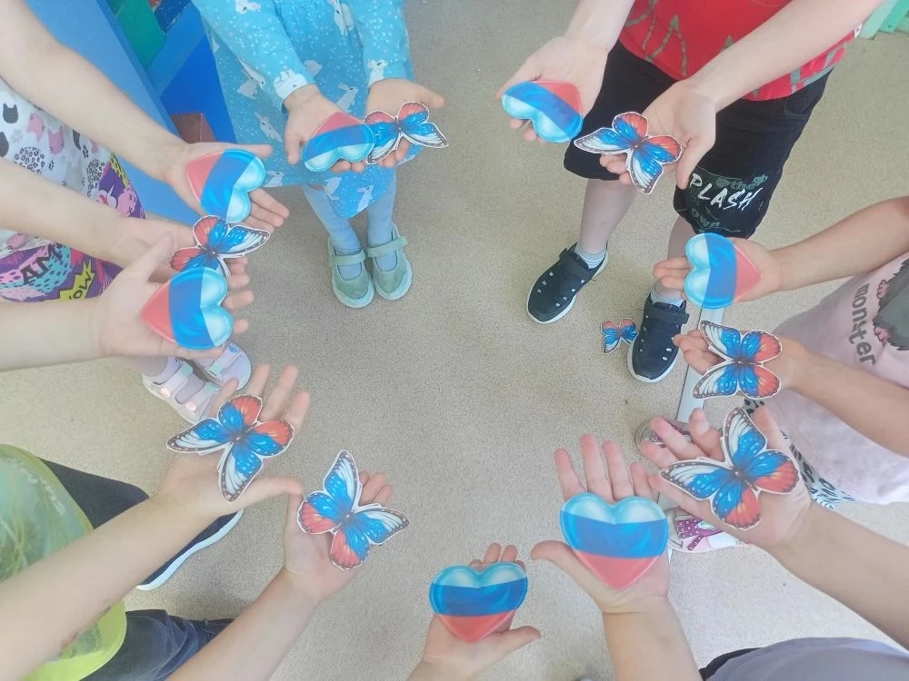 В группе компенсирующей направлености "Капитошка" летом проходят занятия с педагогом - психологом Ва