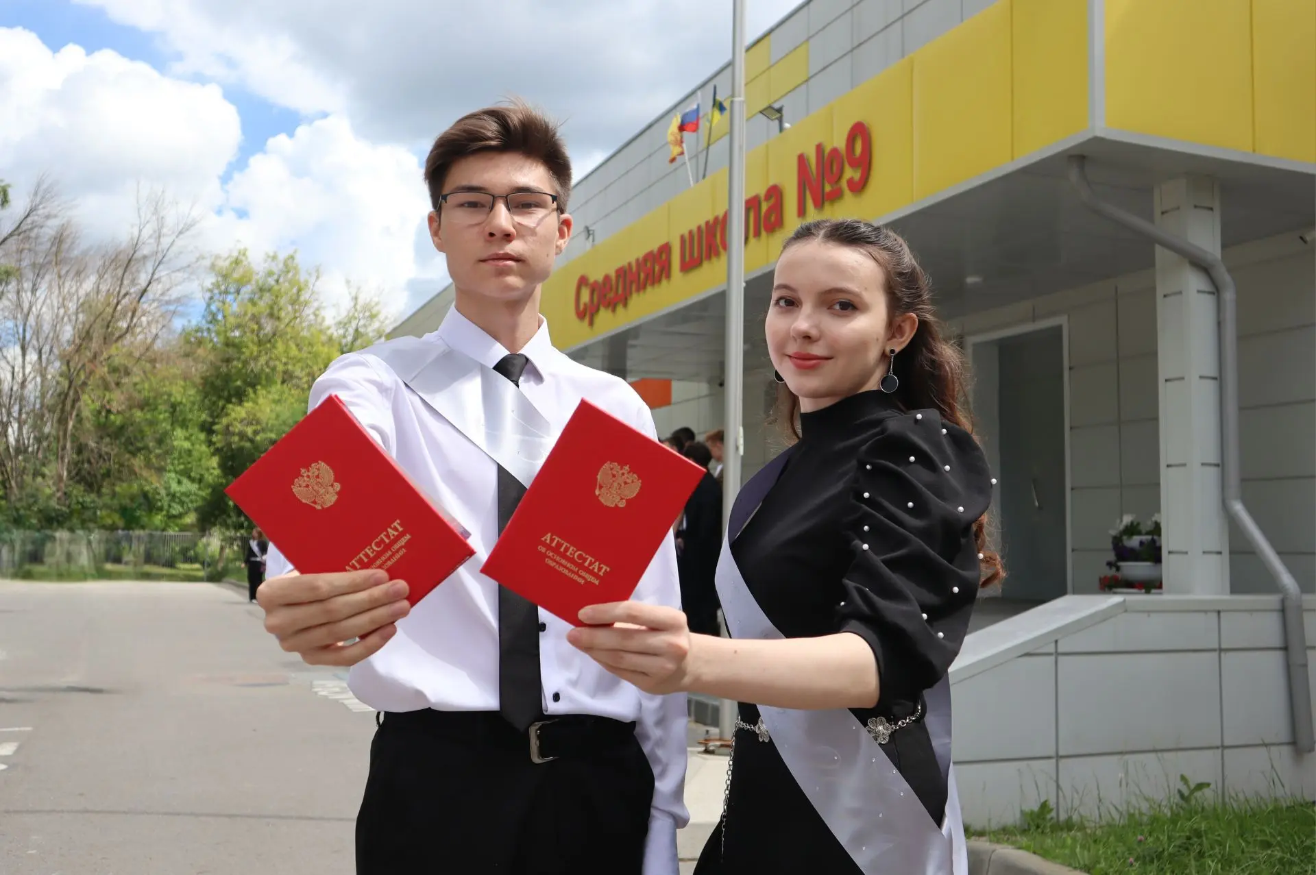 УРА! АТТЕСТАТ В КАРМАНЕ — 
впереди целая вселенная возможностей

Вот и настал этот день, когда девят